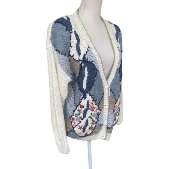 1980s Vintage Cottagecore Floral Knit Cardigan – White & Blue Diamond Pattern - Picture 4 of 12
